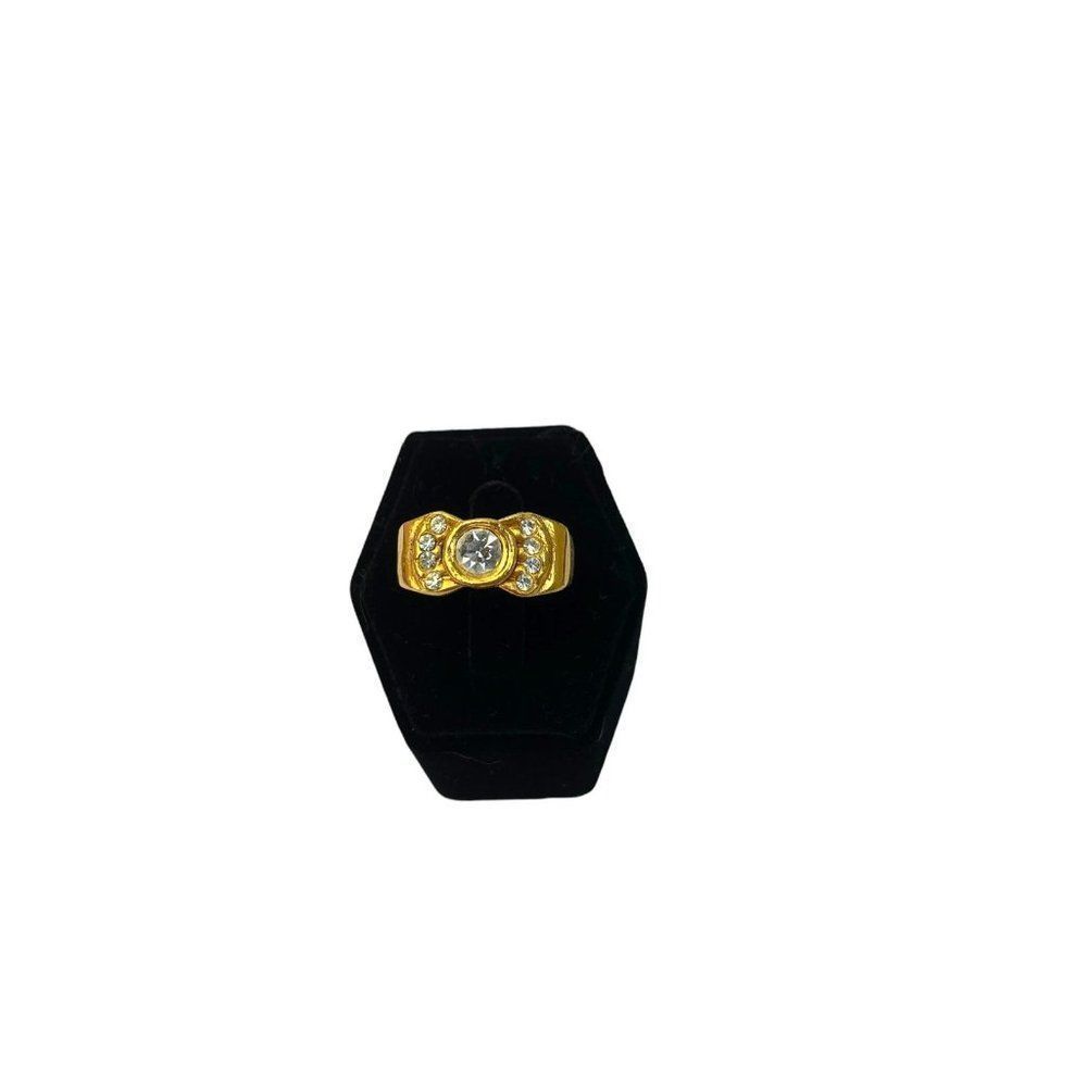 Beautiful gold ring with clear stones